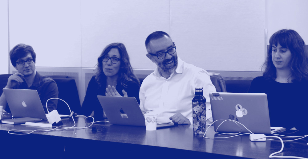 Photographie de quatre personnes pendant la plénière 2019 du projet Revue 2.0